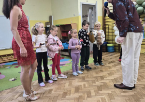 dzieci przygotowują się do grania na instrumentach