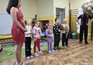 Dzieci grają na instrumentach muzycznych