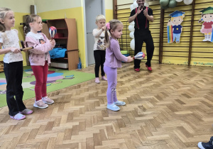 Dziewczynka gra na marakasach