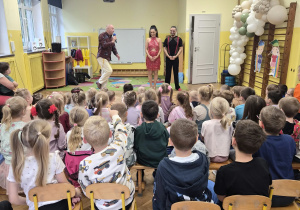 Pan prezentuje dzieciom gości dzisiejszej audycji