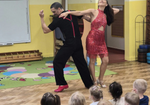 dzieci przygotowują się do grania na instrumentach