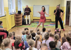 dzieci przygotowują się do grania na instrumentach