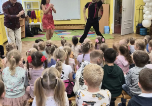 dzieci przygotowują się do grania na instrumentach
