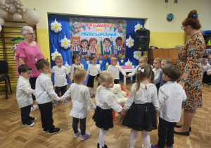 Dzieci z gr 1 prezentują piosenkę