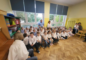 Dzieci w odświętnych strojach czekają na występy