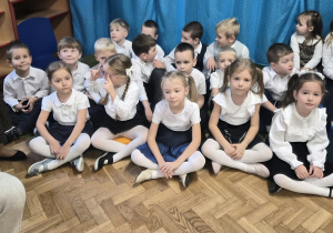 Dzieci z gr 4 w oczekiwaniu na występ
