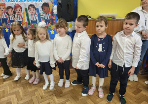 Dzieci ustawiają się do pasowania
