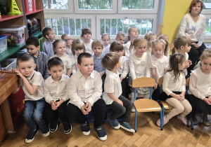 Dzieci z gr 2 w oczekiwaniu na występ