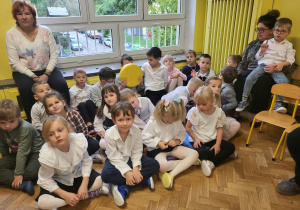 Dzieci z gr 3 z Paniami oczekują na występ