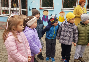 Dzieci oglądają alpaki