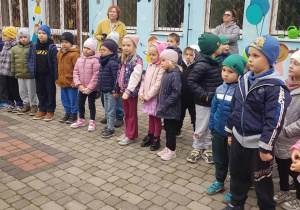 Dzieci oglądają alpaki