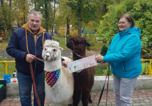 Dzieci podarowały rysunek dla alpak