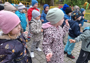 Dzieci śpiewają piosenkę o alpakach
