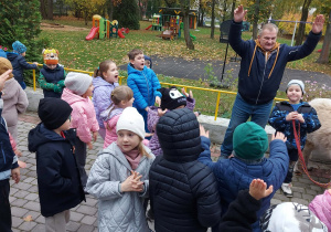 Dzieci śpiewają piosenkę o alpakach
