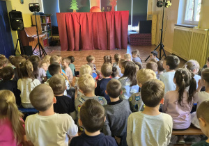 Dzieci w oczekiwaniu na przedstawienie teatralne