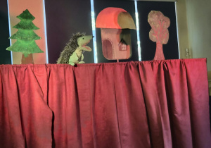 Bohaterowie przedstawienia i scenografia