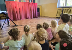 Dzieci oglądają przedstawienie teatralne