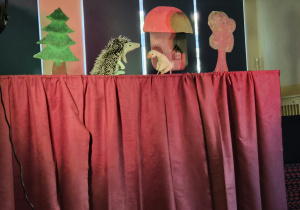 Bohaterowie przedstawienia i scenografia