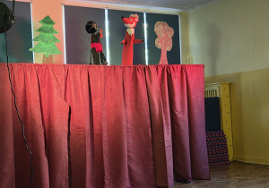 Bohaterowie przedstawienia i scenografia