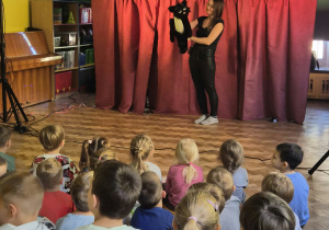 Pani wita dzieci z lalką- kota