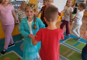 Jubilatka prowadzi taniec dla dzieci z gupy