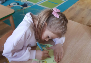 dziewczynka przygotowuje rysunek dla jubilatki
