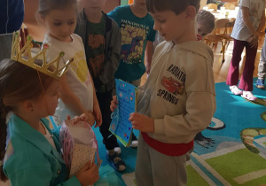 dzieci składają życzenia