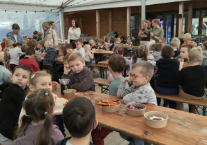 Dzieci przygotowują się do warsztatów.