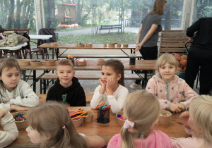 Dzieci przygotowują się do warsztatów.