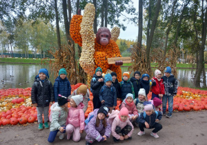 Dzieci stoją przy małpie.