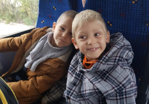 Dzieci siedzą w autokarze.