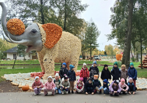 Dzieci stoją przy słoniu z dyń.