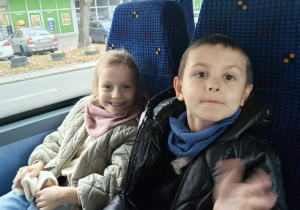 Dzieci siedzą w autokarze.