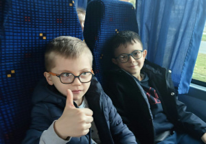 Dzieci siedzą w autokarze.