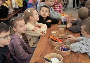 Dzieci przygotowują się do warsztatów.