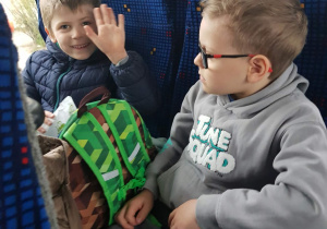 Dzieci siedzą w autokarze.