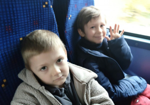 Dzieci siedzą w autokarze.