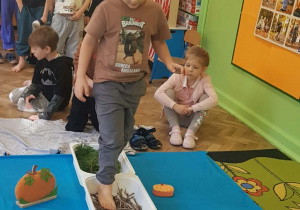 Chłopiec idzie przez ścieżkę sensoryczną.