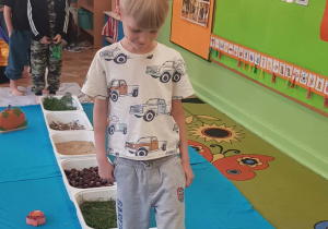 Chłopiec idzie przez ścieżkę sensoryczną.