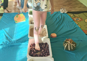 Dziewczynka idzie przez ścieżkę sensoryczną