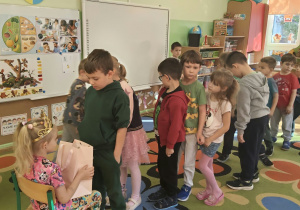 Dzieci składają życzenia jubilatce