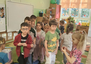 Dzieci częstują się cukierkami.