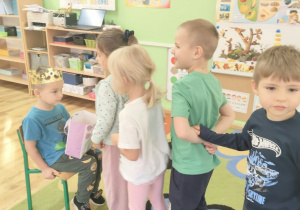 Dzieci składają życzenia jubilatowi