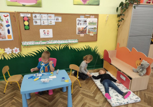 Dzieci bawią się w lekarza