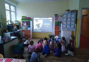 Dzieci oglądają prezentację multimedialną o Barbórce