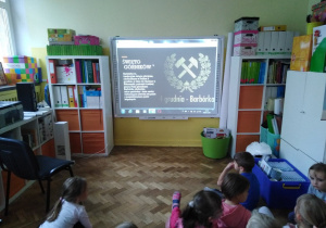 Dzieci oglądają prezentację multimedialną o Barbórce