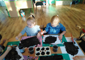Dzieci malują kartki