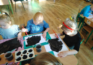 Dzieci malują kartki