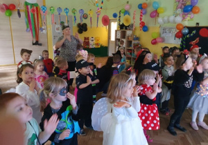 Dzieci przebrane za księżniczki, biedronki, spajdermenów itp tańczą na balu karnawałowym