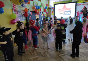 Przebrane dzieci tańczą na balu